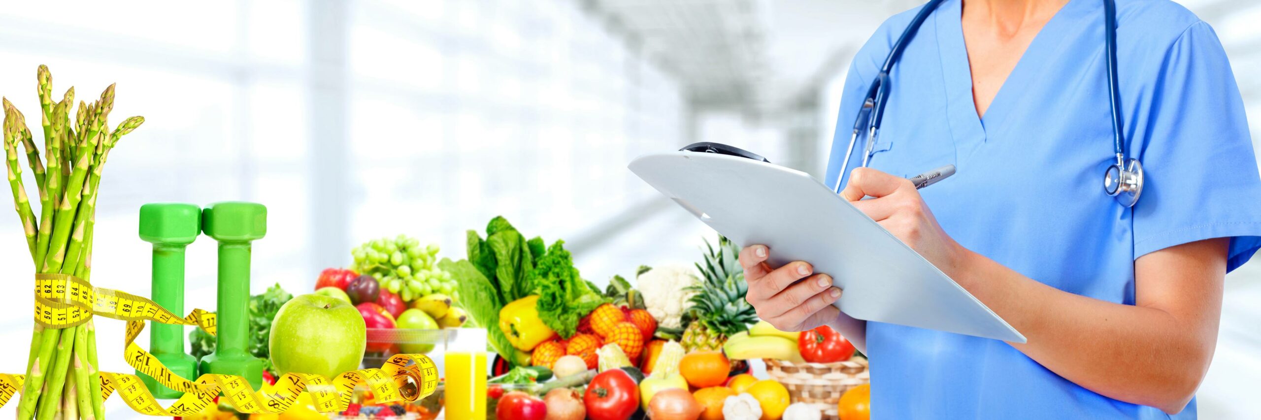Gesunde Ernährung, Prävention und Gesundheitsberatung mit Gemüse, Maßband, Hanteln und medizinischer Fachperson
